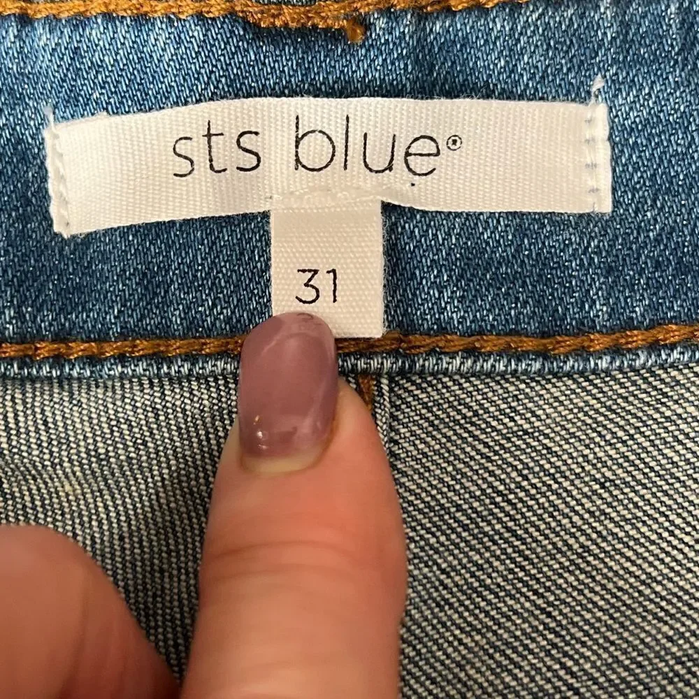 STS Blue Molly High Rise Boyfriend Short with Fray Roll Hem, Denim. Size 31. NWT